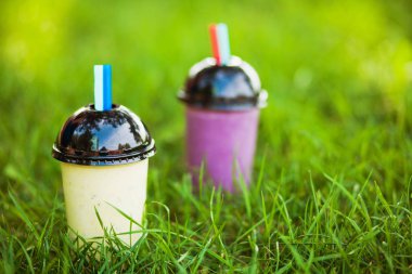 Muz frambuazlı çilek sağlıklı smothies yeşil çimen