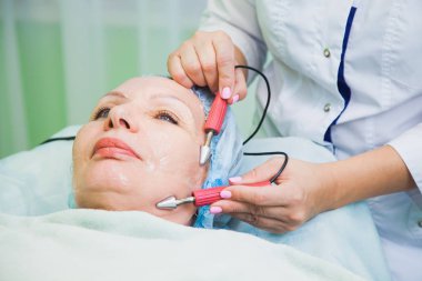 kas tonlama yordamı kozmetik kliniğinde kadın kıdemli için