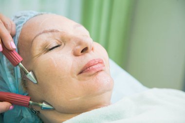 kas tonlama yordamı kozmetik kliniğinde kadın kıdemli için