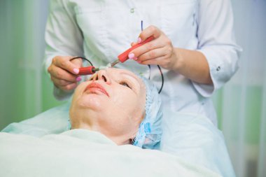 kas tonlama yordamı kozmetik kliniğinde kadın kıdemli için