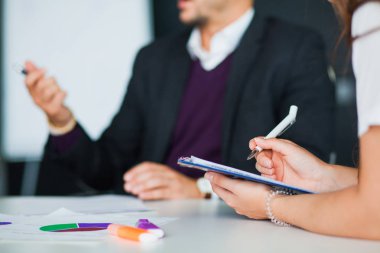 İş takım çalışması beyin fırtınası kavramı, meslektaşlarımız ofiste grup