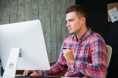 Yakışıklı iş adamı office kredi kartı online ticaret