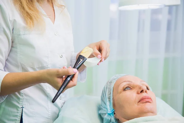 Cosmetologist Aplicando Máscara Rosto Mulher Idosa Conceito Rejuvenescimento Pele — Fotografia de Stock