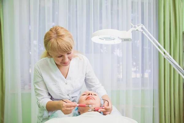 Procedure Voor Senior Vrouw Cosmetologie Kliniek Schoonheidssalon Spierversteviging Vrouwelijke Patiënt — Stockfoto