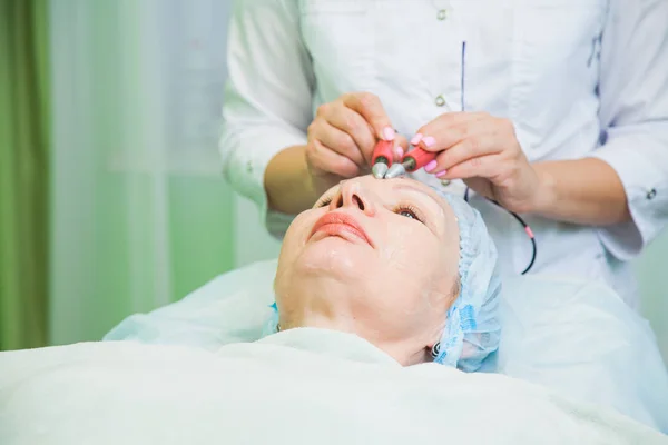 Procedimento de tonificação muscular para a mulher idosa na clínica de cosmetologia — Fotografia de Stock