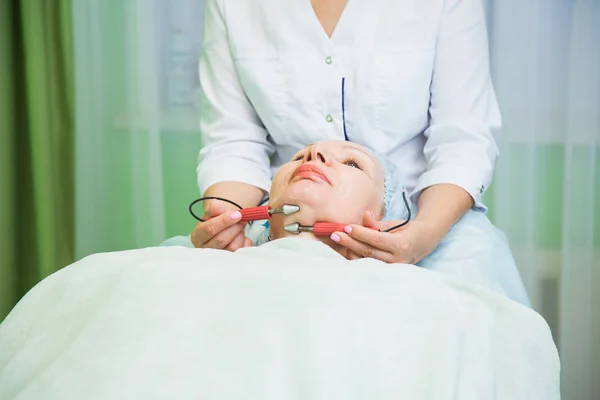 Procedimento de tonificação muscular para a mulher idosa na clínica de cosmetologia — Fotografia de Stock