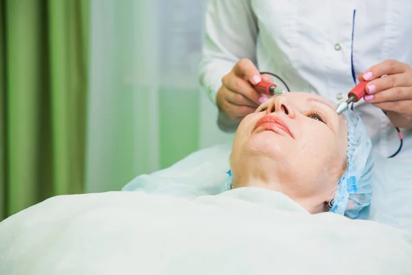 Procedimento de tonificação muscular para a mulher idosa na clínica de cosmetologia — Fotografia de Stock