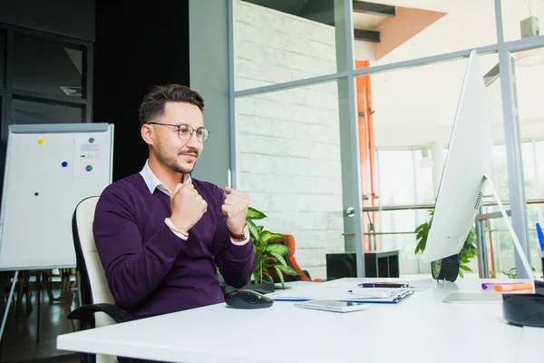 İşadamı ofis, başarı jest, hedefe ulaştı, mutlu bir adam