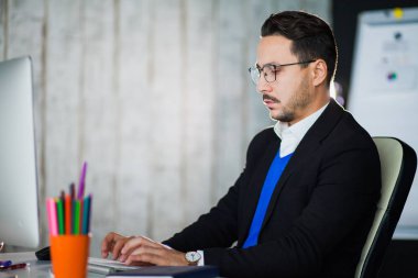 İşadamı ofiste bilgisayar monitörü ile çalışmak