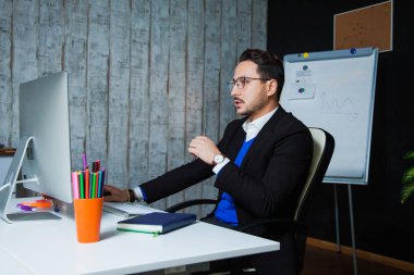 İşadamı ofiste bilgisayar monitörü ile çalışmak