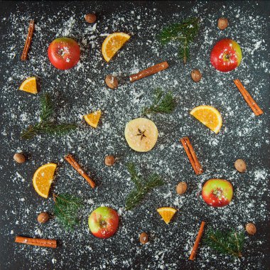 Elma tarçın Hindistan cevizi turuncu kar yeşil çam dalları yeni yıl