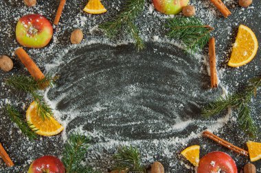 Elma tarçın Hindistan cevizi turuncu kar yeşil çam dalları yeni yıl