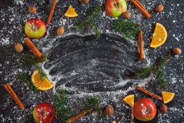 Elma tarçın Hindistan cevizi turuncu kar yeşil çam dalları yeni yıl