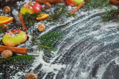 Elma tarçın Hindistan cevizi turuncu kar yeşil çam dalları yeni yıl