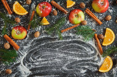 Elma tarçın Hindistan cevizi turuncu kar yeşil çam dalları yeni yıl