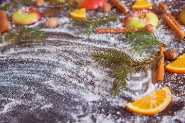 Elma tarçın Hindistan cevizi turuncu kar yeşil çam dalları yeni yıl