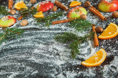 Elma tarçın Hindistan cevizi turuncu kar yeşil çam dalları yeni yıl