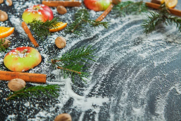 Elma tarçın Hindistan cevizi turuncu kar yeşil çam dalları yeni yıl