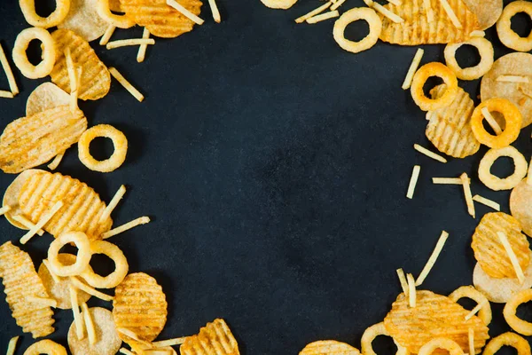 Fast lixo conceito de comida anéis de cebola batatas fritas batatas fritas — Fotografia de Stock