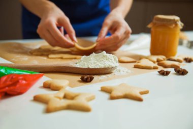 Yeni yıl kutlama için dekorasyon Noel gingerbread çerezleri pişirme