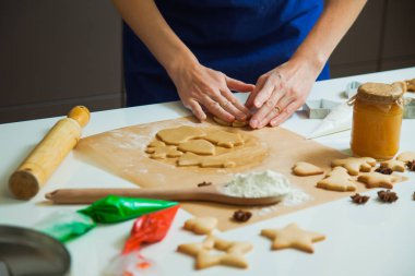 Yeni yıl kutlama için dekorasyon Noel gingerbread çerezleri pişirme