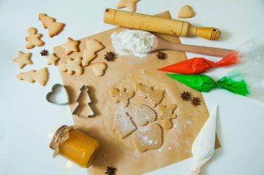 Yeni yıl kutlama için dekorasyon Noel gingerbread çerezleri pişirme