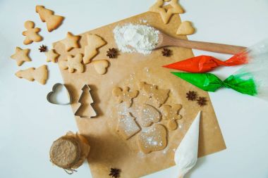 Yeni yıl kutlama için dekorasyon Noel gingerbread çerezleri pişirme