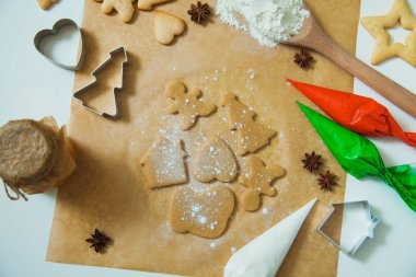 Yeni yıl kutlama için dekorasyon Noel gingerbread çerezleri pişirme