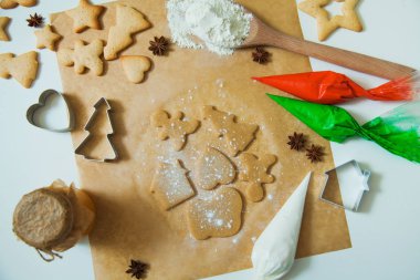 Yeni yıl kutlama için dekorasyon Noel gingerbread çerezleri pişirme