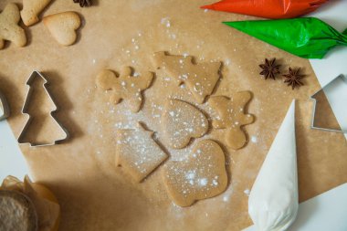 Yeni yıl kutlama için dekorasyon Noel gingerbread çerezleri pişirme