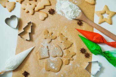 Yeni yıl kutlama için dekorasyon Noel gingerbread çerezleri pişirme