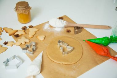 Yeni yıl kutlama için dekorasyon Noel gingerbread çerezleri pişirme