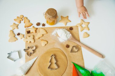 Yeni yıl kutlama için dekorasyon Noel gingerbread çerezleri pişirme