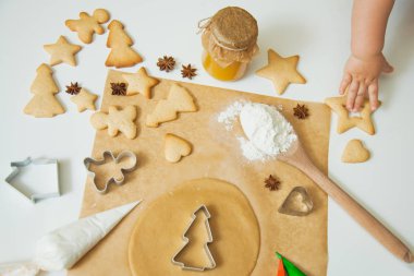 Yeni yıl kutlama için dekorasyon Noel gingerbread çerezleri pişirme