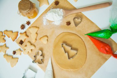Yeni yıl kutlama için dekorasyon Noel gingerbread çerezleri pişirme