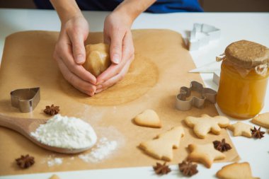 Yeni yıl kutlama için dekorasyon Noel gingerbread çerezleri pişirme