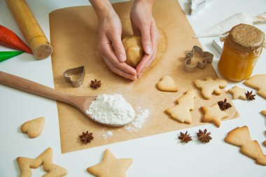 Yeni yıl kutlama için dekorasyon Noel gingerbread çerezleri pişirme