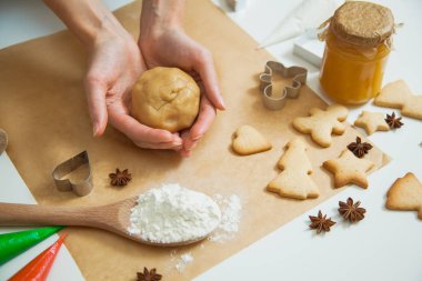 Yeni yıl kutlama için dekorasyon Noel gingerbread çerezleri pişirme
