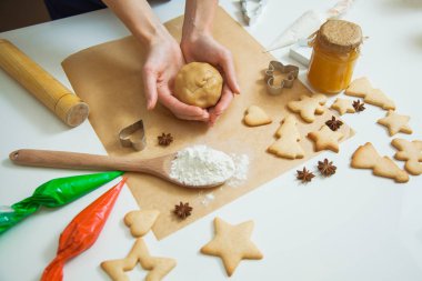 Yeni yıl kutlama için dekorasyon Noel gingerbread çerezleri pişirme