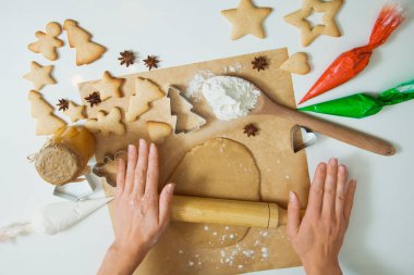 Yeni yıl kutlama için dekorasyon Noel gingerbread çerezleri pişirme
