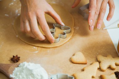 Yeni yıl kutlama için dekorasyon Noel gingerbread çerezleri pişirme