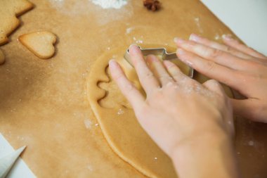 Yeni yıl kutlama için dekorasyon Noel gingerbread çerezleri pişirme