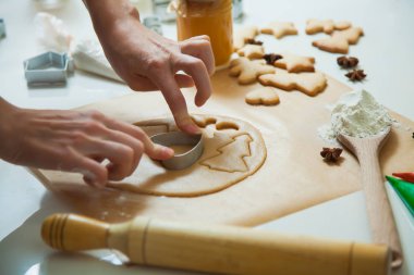 Yeni yıl kutlama için dekorasyon Noel gingerbread çerezleri pişirme
