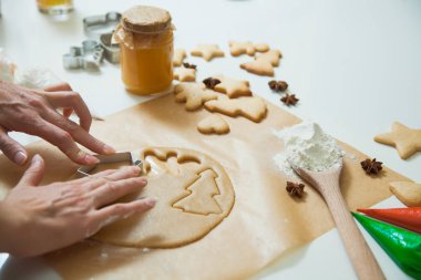 Yeni yıl kutlama için dekorasyon Noel gingerbread çerezleri pişirme