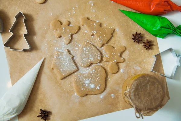 Yeni yıl kutlama için dekorasyon Noel gingerbread çerezleri pişirme