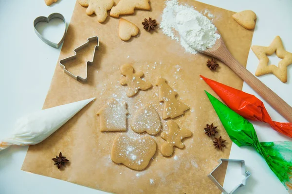 Peperkoek kerstkoekjes decorating voor nieuwe jaarviering koken — Stockfoto