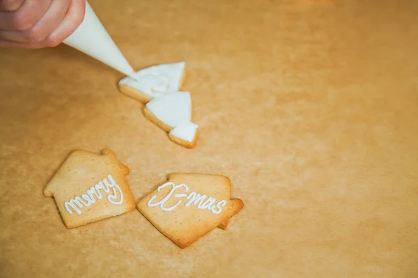 Cocinar galletas de jengibre de Navidad decoración para la celebración del año nuevo — Foto de Stock