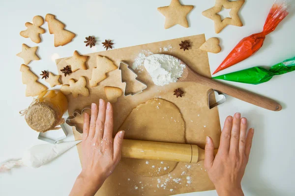 Yeni yıl kutlama için dekorasyon Noel gingerbread çerezleri pişirme