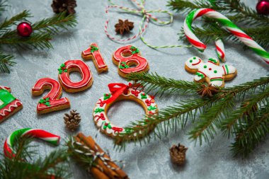 Yılbaşı yeni yıl arka plan tebrik kartı gingerbread şeker köknar ağacı 