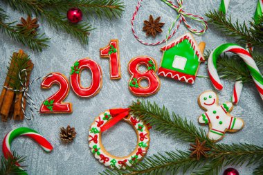 Yılbaşı yeni yıl arka plan tebrik kartı gingerbread şeker köknar ağacı 